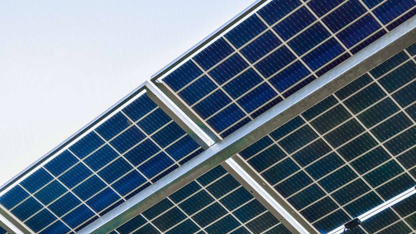 Módulos fotovoltaicos — detalhe de campo