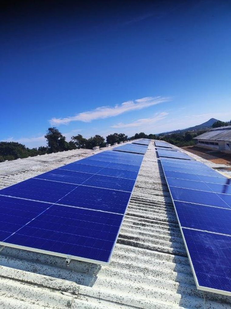 Usina solar em telhado da Rivelli Alimentos, integrada ao BESS